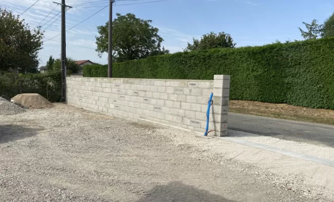Mur de clôture vers Péronnas, Amberieu-en-Bugey, MIB Maçonnerie